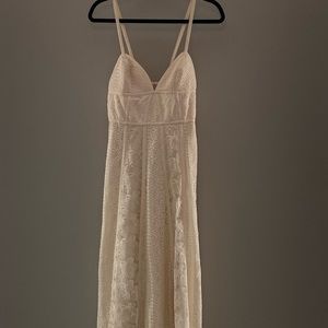 Stunning Off White Lace Maxi ✨